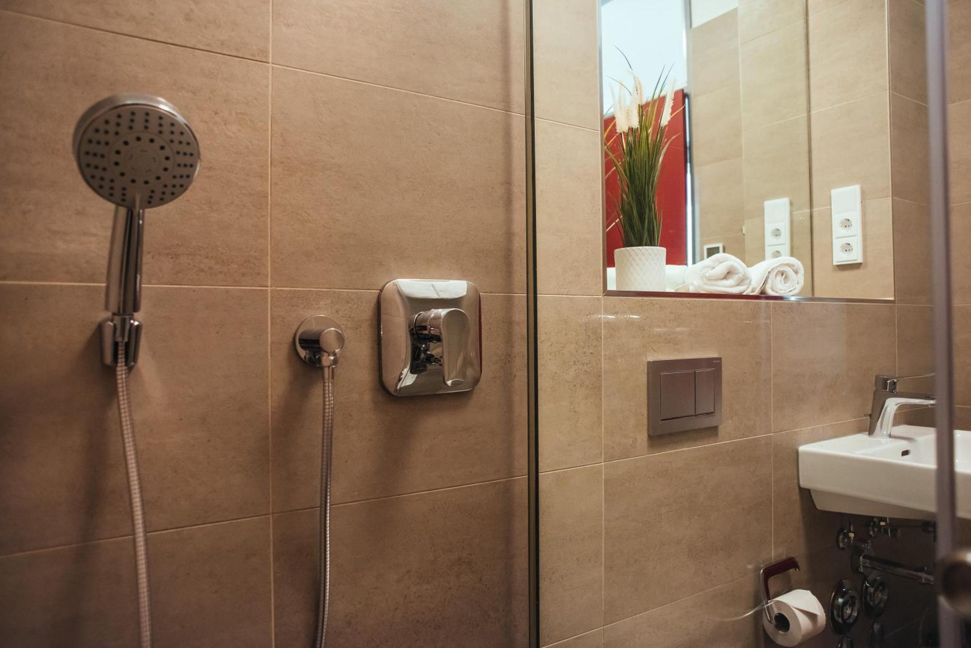The Rix Studios & Suites Near Sbahn Neukolln Berlin Room photo