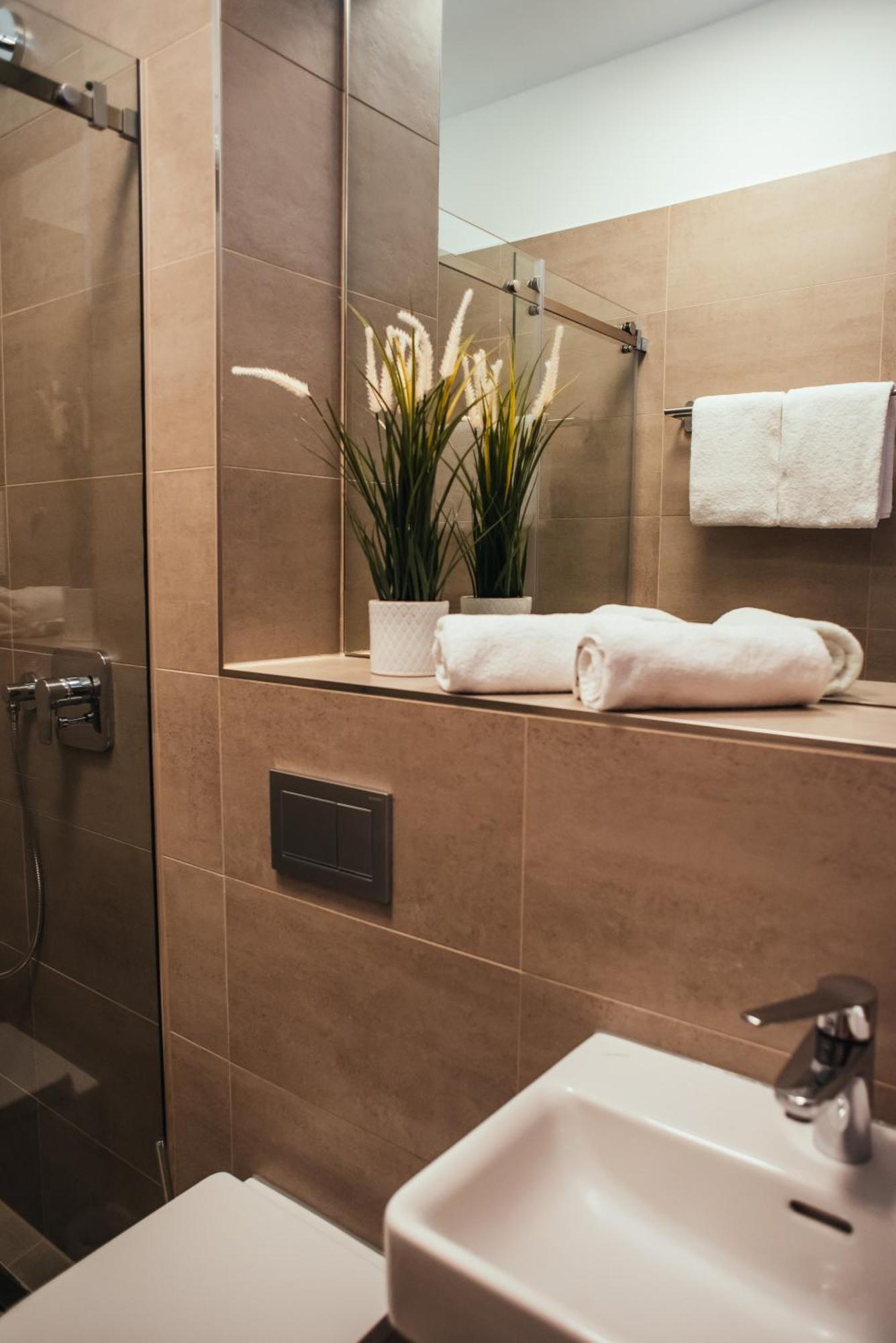 The Rix Studios & Suites Near Sbahn Neukolln Berlin Room photo
